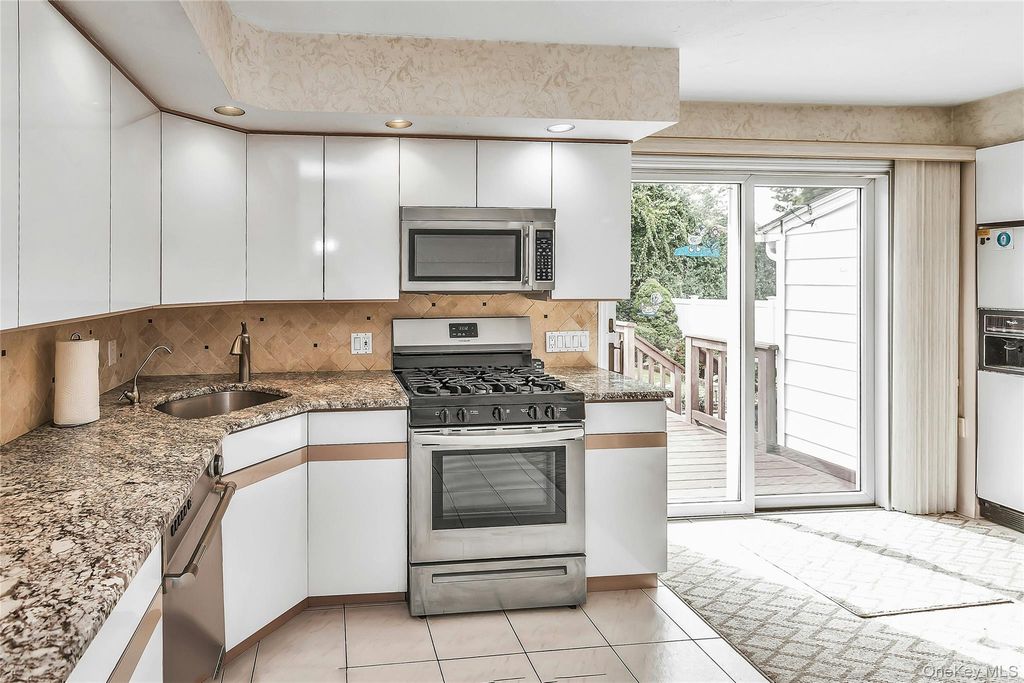 472 Chelsea Avenue, West Babylon, NY 11704 — photo 5