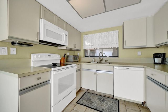 5569 Lakeview Mews Drive, Boynton Beach, FL 33437