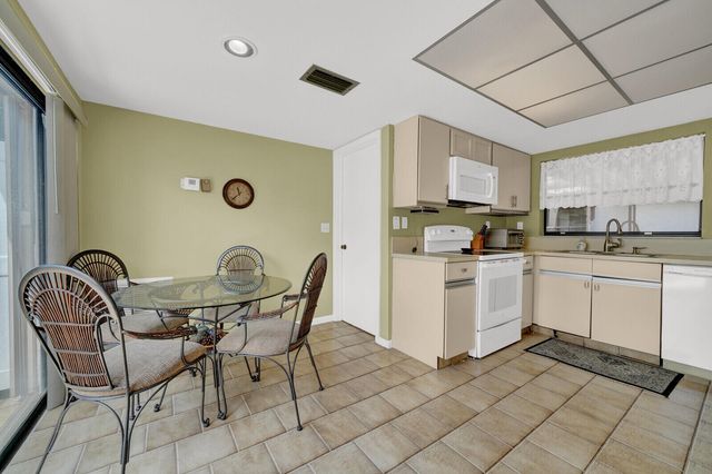 5569 Lakeview Mews Drive, Boynton Beach, FL 33437
