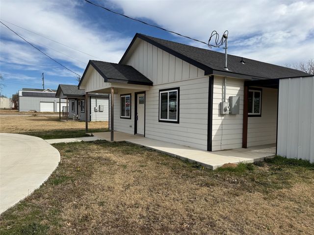 303 Ussery Street, Bowie, TX 76230