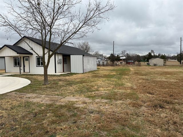 303 Ussery Street, Bowie, TX 76230