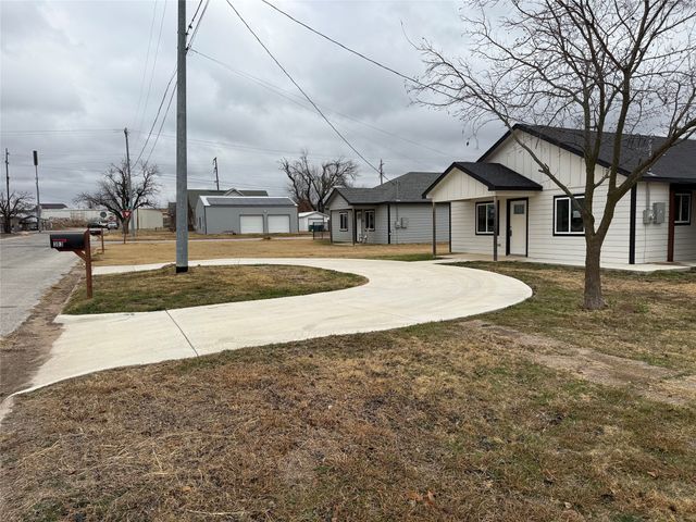 303 Ussery Street, Bowie, TX 76230