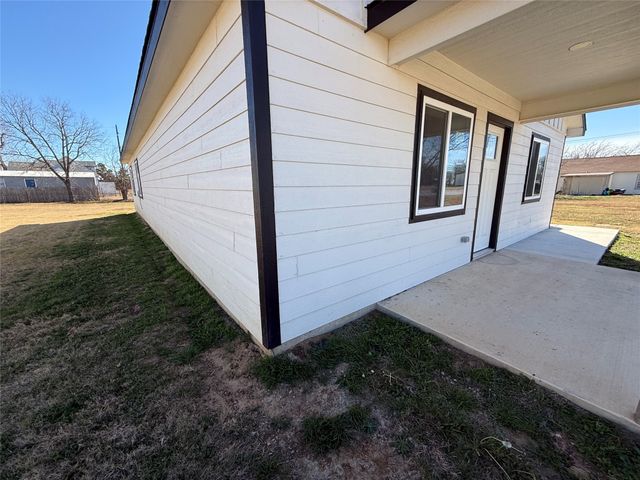 303 Ussery Street, Bowie, TX 76230