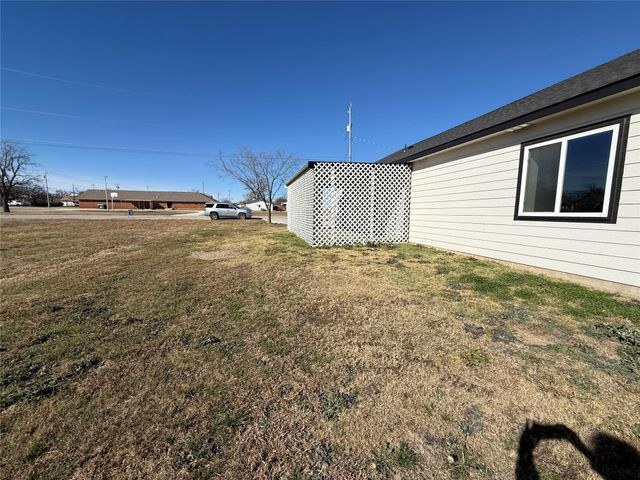 303 Ussery Street, Bowie, TX 76230