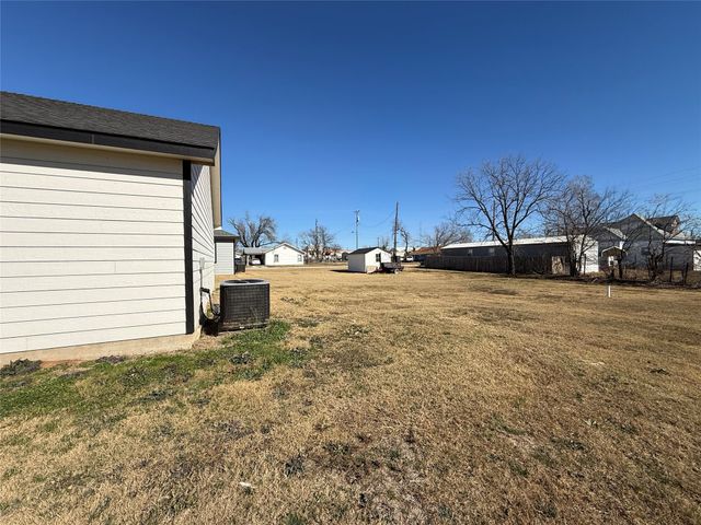 303 Ussery Street, Bowie, TX 76230