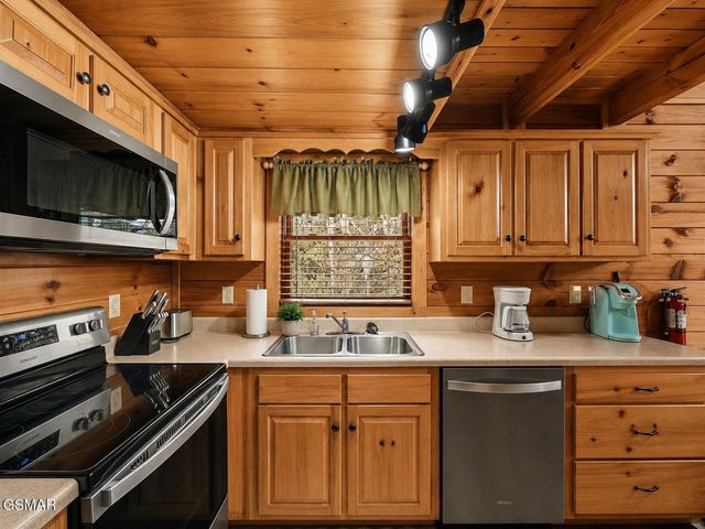 952 Iron Mtn Road, Pigeon Forge, TN 37863