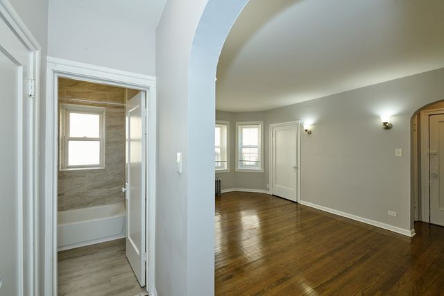 6324 N Albany Avenue 2E, Chicago, IL 60659