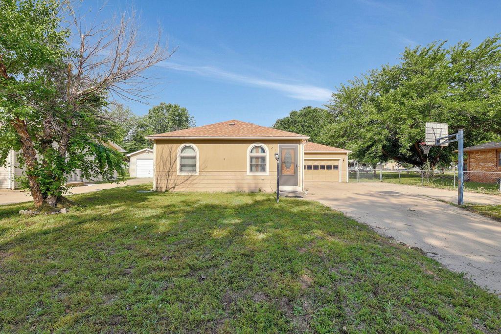 141 N Tracy St, Wichita, KS 67212