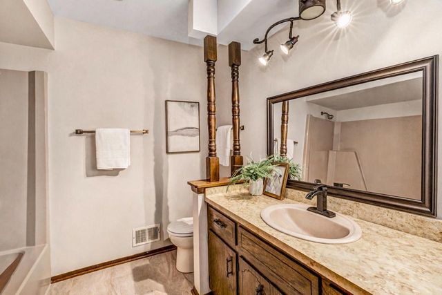1858 Wayside DRIVE, Hartford, WI 53027