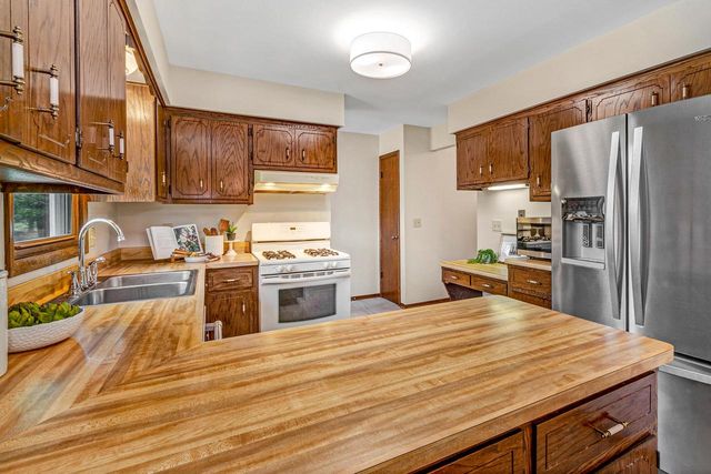 1858 Wayside DRIVE, Hartford, WI 53027