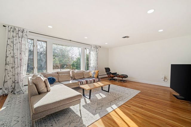 66 Roosevelt Rd 66, Newton, MA 02459