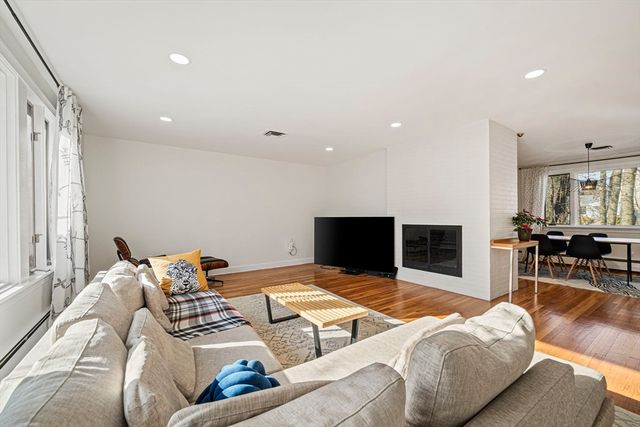 66 Roosevelt Rd 66, Newton, MA 02459