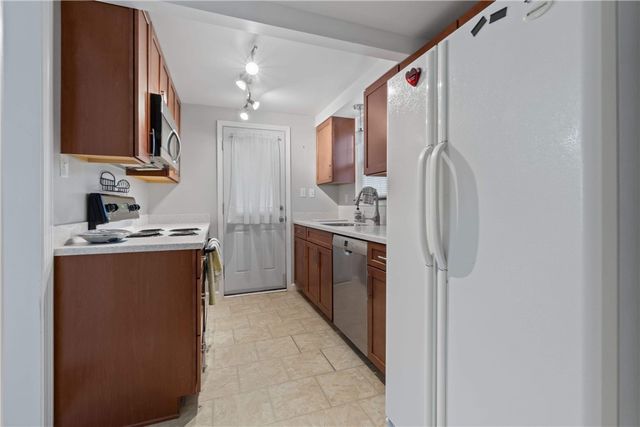 2050 Elmbrook Ln, Scott Twp, PA 15243