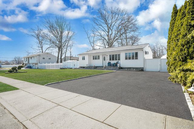 8 Sunset Avenue, Wheatley Heights, NY 11798