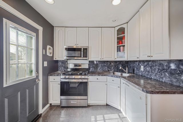 8 Sunset Avenue, Wheatley Heights, NY 11798