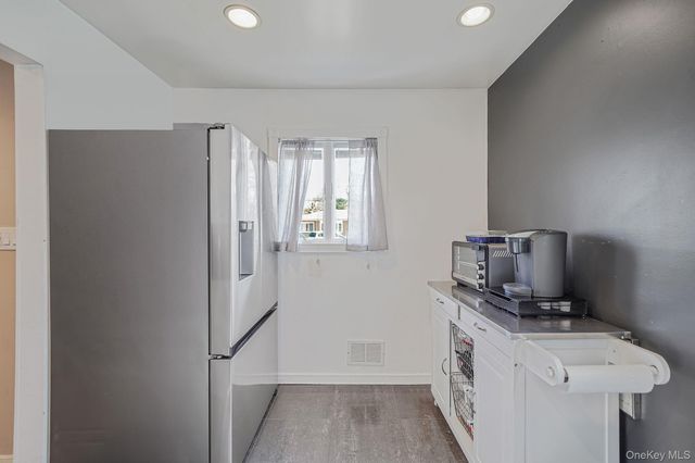 8 Sunset Avenue, Wheatley Heights, NY 11798