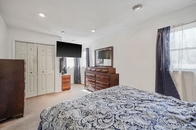 8 Sunset Avenue, Wheatley Heights, NY 11798