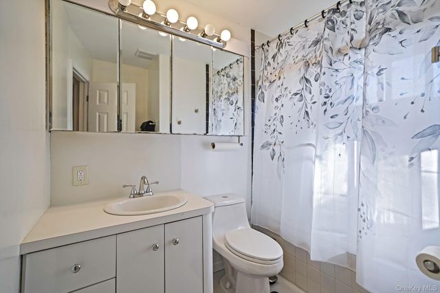 8 Sunset Avenue, Wheatley Heights, NY 11798