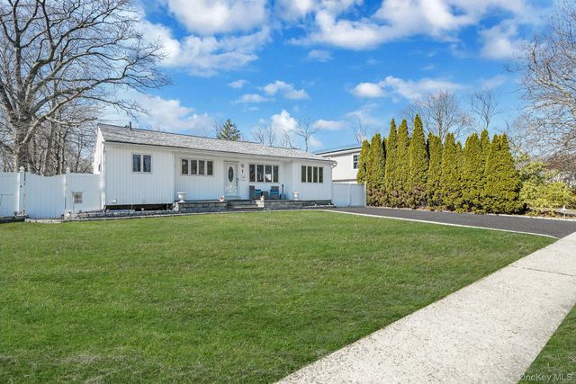 8 Sunset Avenue, Wheatley Heights, NY 11798