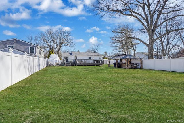 8 Sunset Avenue, Wheatley Heights, NY 11798