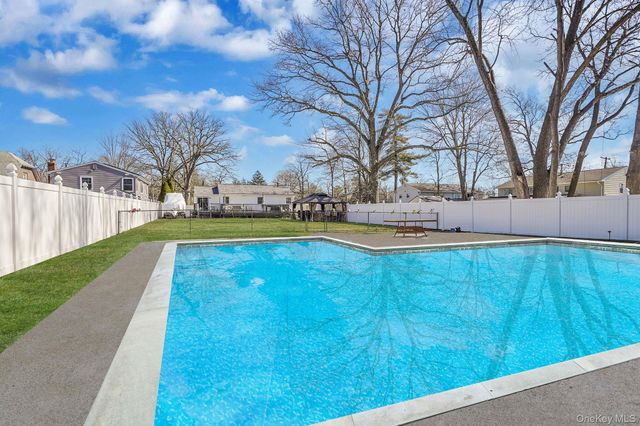 8 Sunset Avenue, Wheatley Heights, NY 11798