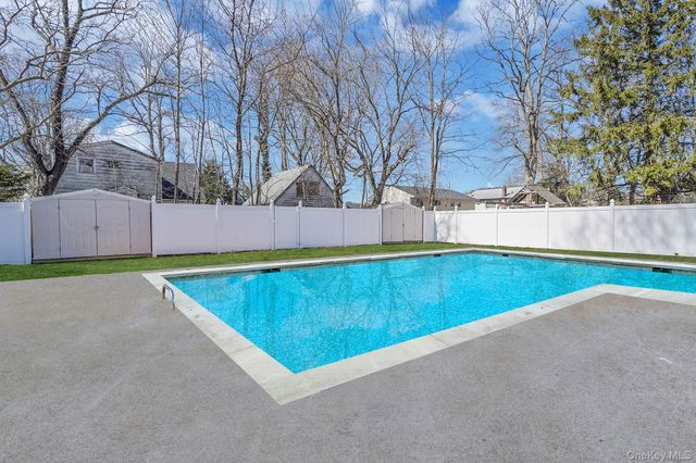 8 Sunset Avenue, Wheatley Heights, NY 11798