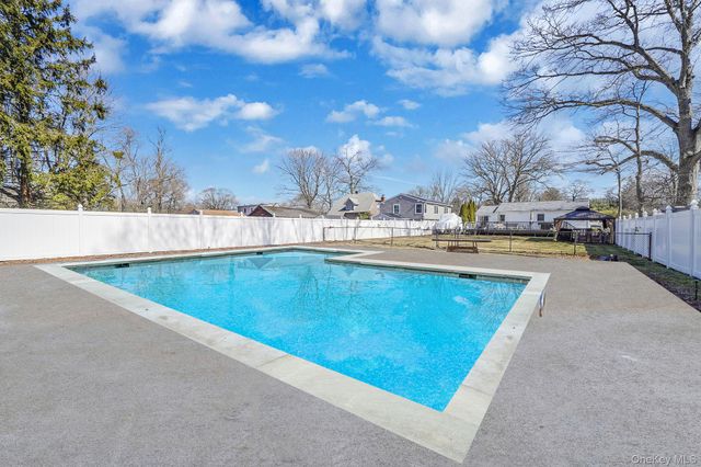 8 Sunset Avenue, Wheatley Heights, NY 11798