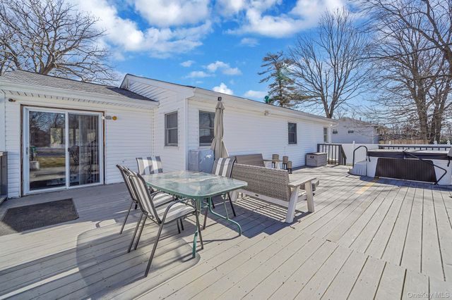 8 Sunset Avenue, Wheatley Heights, NY 11798