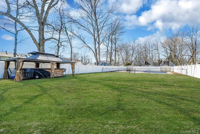 8 Sunset Avenue, Wheatley Heights, NY 11798