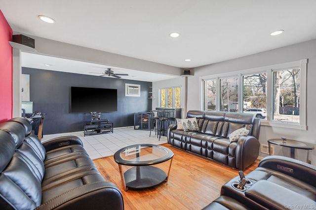 8 Sunset Avenue, Wheatley Heights, NY 11798