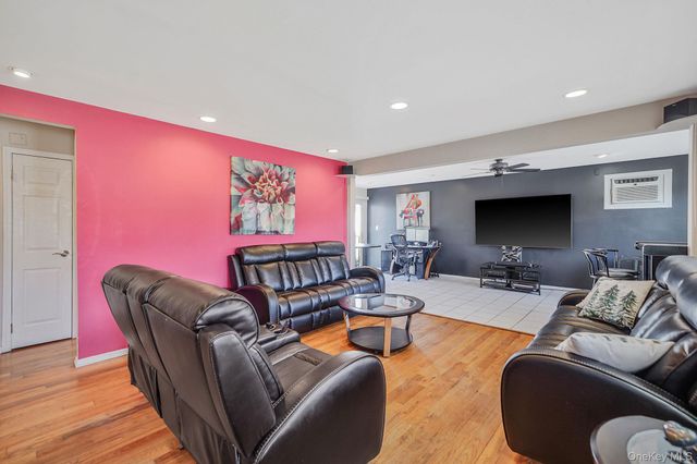 8 Sunset Avenue, Wheatley Heights, NY 11798