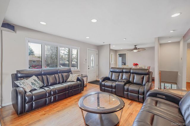 8 Sunset Avenue, Wheatley Heights, NY 11798