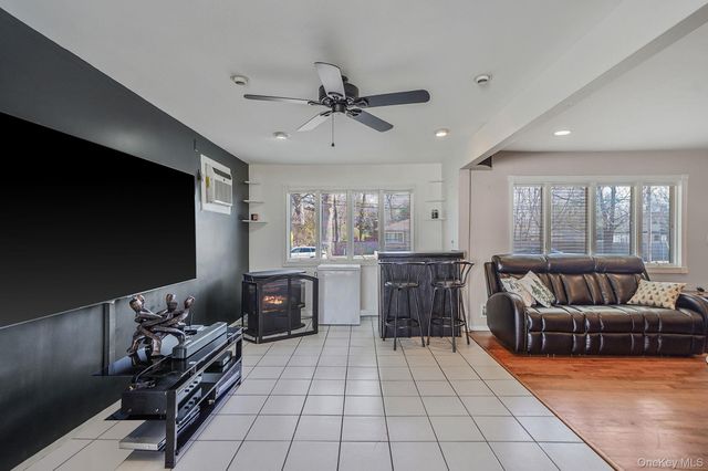 8 Sunset Avenue, Wheatley Heights, NY 11798