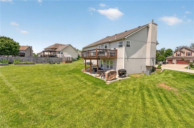 8712 N ROBINHOOD Avenue, Kansas City, MO 64154