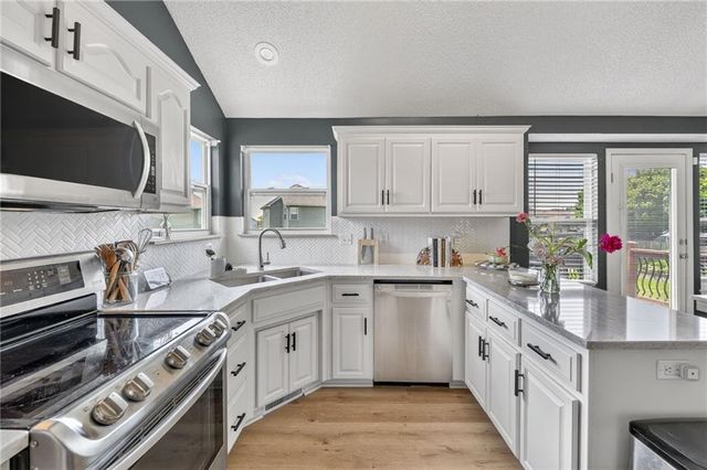 8712 N ROBINHOOD Avenue, Kansas City, MO 64154