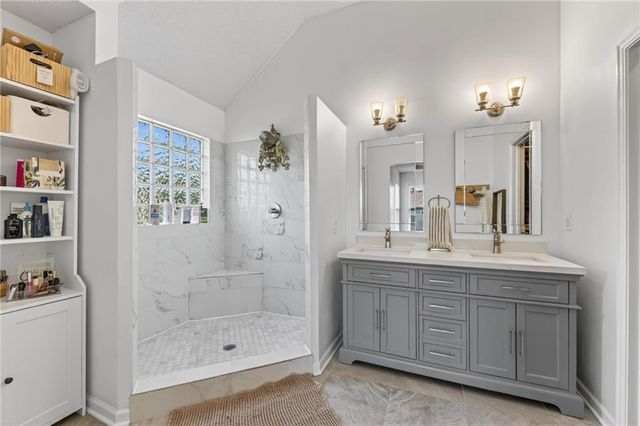 8712 N ROBINHOOD Avenue, Kansas City, MO 64154