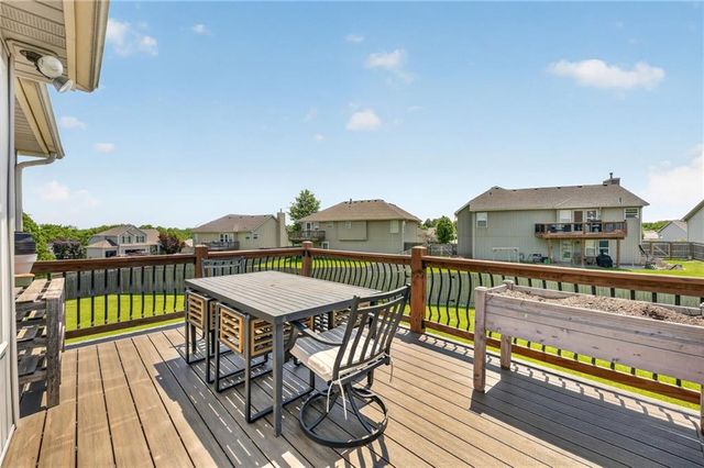 8712 N ROBINHOOD Avenue, Kansas City, MO 64154