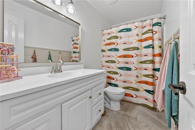8712 N ROBINHOOD Avenue, Kansas City, MO 64154