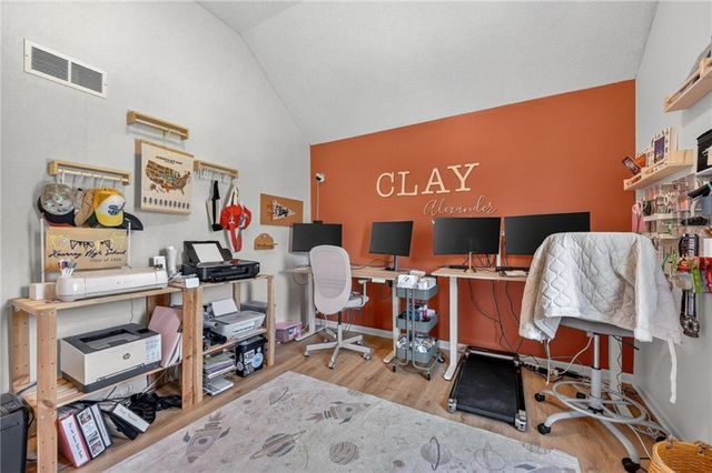 8712 N ROBINHOOD Avenue, Kansas City, MO 64154