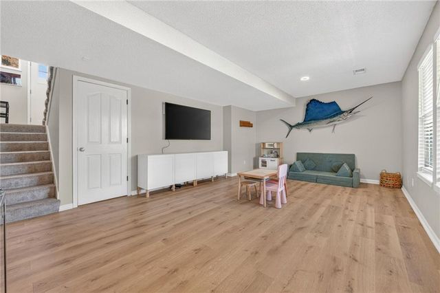 8712 N ROBINHOOD Avenue, Kansas City, MO 64154