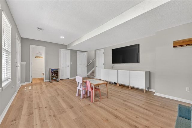 8712 N ROBINHOOD Avenue, Kansas City, MO 64154