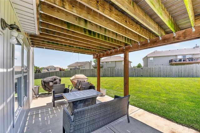 8712 N ROBINHOOD Avenue, Kansas City, MO 64154