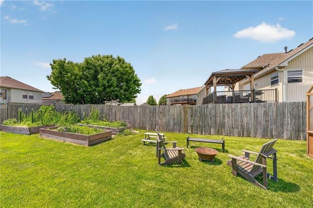 8712 N ROBINHOOD Avenue, Kansas City, MO 64154
