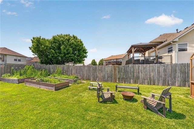 8712 N ROBINHOOD Avenue, Kansas City, MO 64154