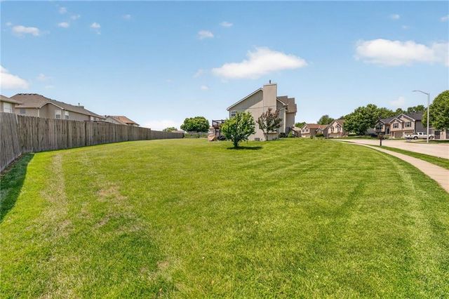 8712 N ROBINHOOD Avenue, Kansas City, MO 64154