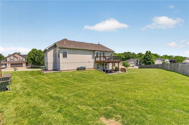 8712 N ROBINHOOD Avenue, Kansas City, MO 64154