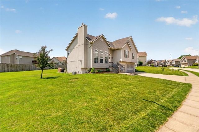 8712 N ROBINHOOD Avenue, Kansas City, MO 64154