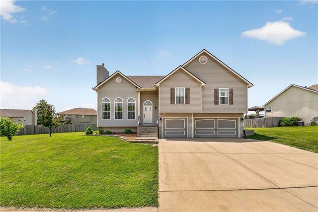 8712 N ROBINHOOD Avenue, Kansas City, MO 64154