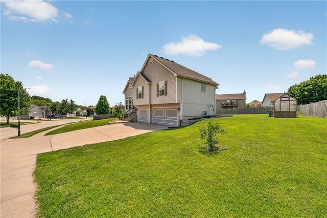 8712 N ROBINHOOD Avenue, Kansas City, MO 64154