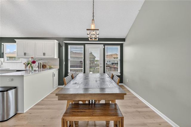 8712 N ROBINHOOD Avenue, Kansas City, MO 64154